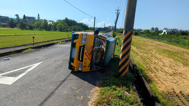 宜蘭娃娃車與計程車相撞  13人輕傷送醫 | 華視新聞