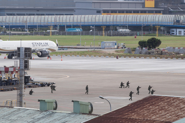 漢光演習桃機反空機降第一次預演 紅藍軍模擬對抗 | 華視新聞