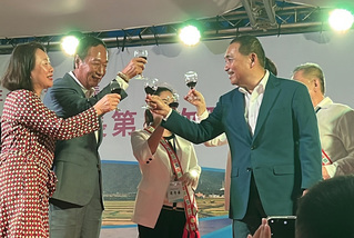 主動向郭台銘敬酒  侯友宜喊2人重情重義重承諾