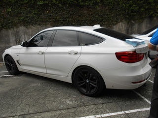 屏東男開BMW罰單稅費累欠8萬 車遭查封才繳清