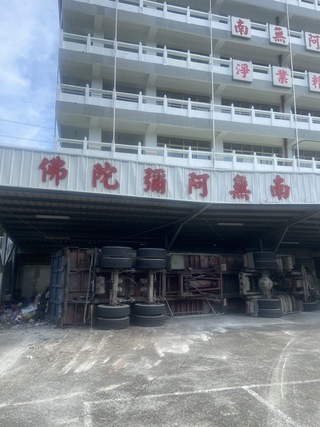 台中聯結車運垃圾疑煞車失靈 失控翻覆駕駛輕傷