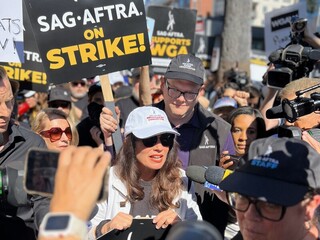 好萊塢罷工包圍各大影業 演員作家為生存而戰