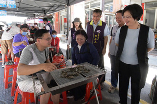 彰化王功漁火節登場  千人無懼炎熱天氣火烤鮮蚵