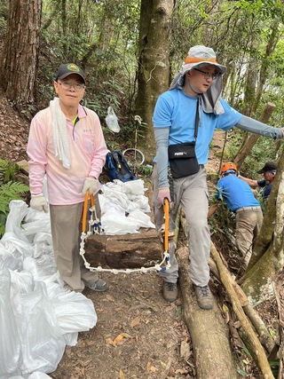 山友1人背1袋土石上山 手工修補東卯山步道