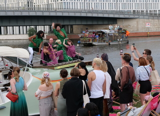 台設計師闖柏林時裝週 模特兒河上走秀吸睛