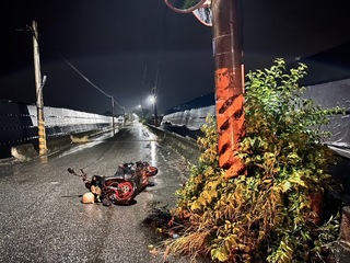 疑因天雨視線不佳 台東52歲騎士自撞電線桿不治