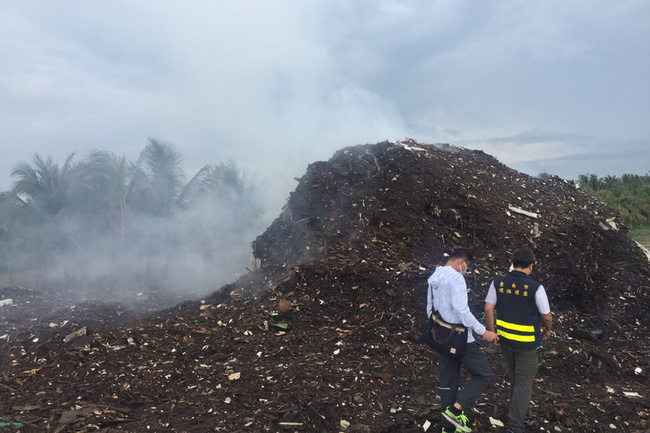 台南非法廢木材堆火災 環保局開挖降溫要求清除 | 華視新聞