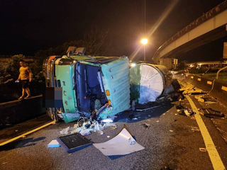 國4曳引車自撞護欄翻覆 駕駛左小腿骨折