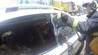 苗栗1歲童遭反鎖車內警消破窗救人 粗心母恐挨罰