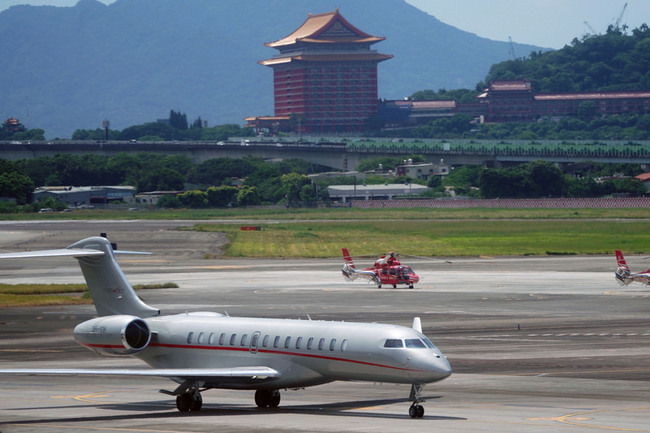 AMD蘇姿丰搭乘專機 飛抵台北松山機場 | 華視新聞