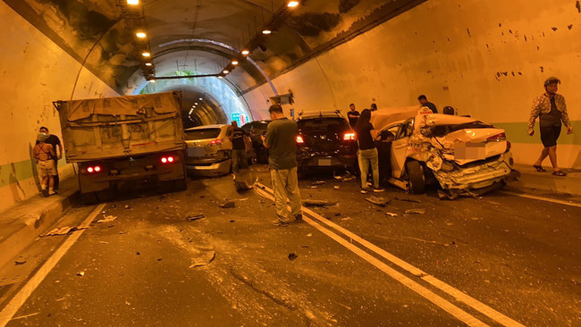 花蓮台11線跳浪隧道6車連環追撞 雙向交通中斷 | 華視新聞