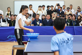 陸生團參訪政大 奧運金牌丁寧切磋桌球技巧