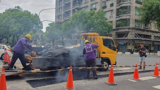 斑馬線坑洞害身障者摔倒  高市道工處緊急修補