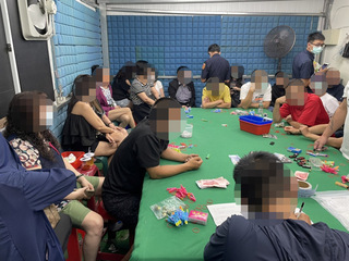 巷弄鐵皮屋藏賭場專車接送 南警凌晨攻堅逮33人