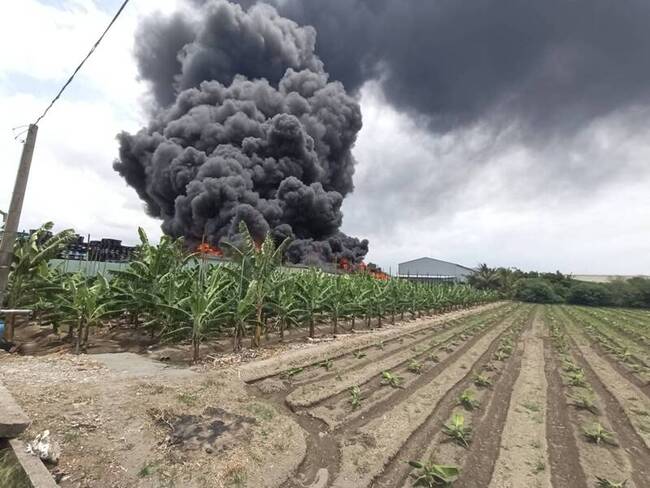 高雄林園空地大火 棧板燃燒濃煙竄升 | 華視新聞