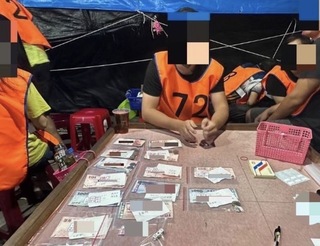 工寮暗藏天九牌賭場 屏警逮92人查扣288萬賭資