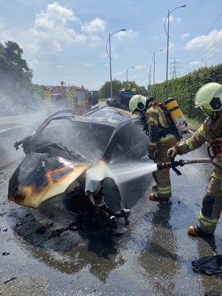 台南自小客車疑自撞翻覆起火 2人死亡