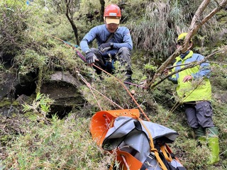 鹿林山健行失蹤男身亡 嘉縣消防局尋獲運送下山