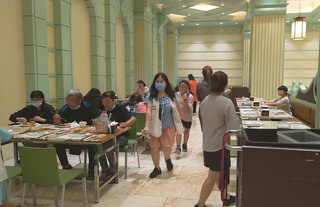 業者資助餐廳吃到飽 高雄家扶兒開心用餐