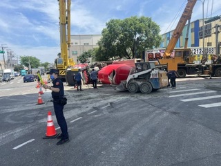 桃園預拌車翻覆駕駛送醫  水泥灑落一度阻通行