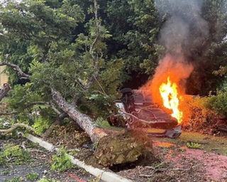 跑車疑轉彎車速過快 彰139縣道失控翻車起火