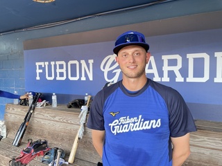 洋投伍茲斗六出賽有熟悉感 不忘秀與「韓哥」合照