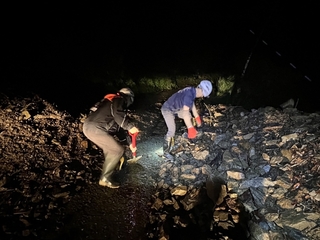 郡大林道雨後起濃霧落石倒樹　父女登山受困獲救