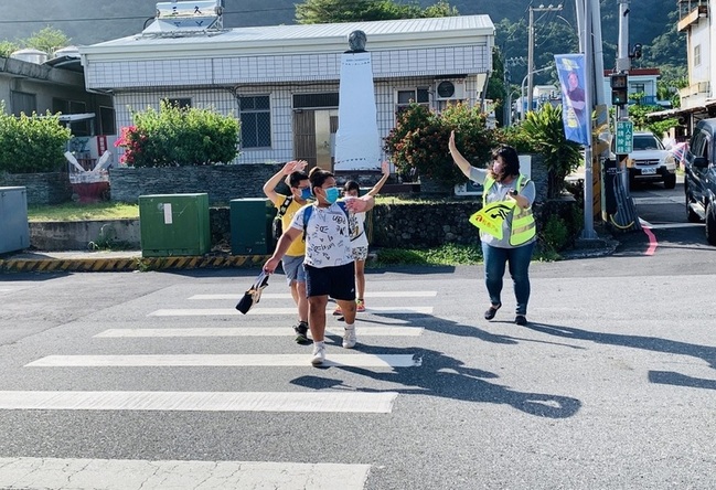 小學交通安全教育  學童舉手過馬路並向駕駛致謝 | 華視新聞