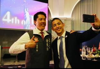 AIT高雄分處長很台灣 穿競選背心喊「1年拚3年」