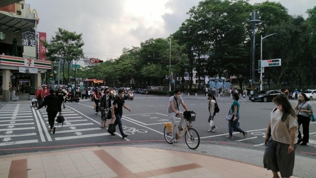 學生團體遊行捍衛行人路權 高市府持續改善工作 | 華視新聞