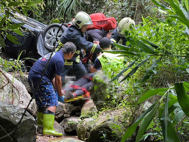 貢寮桃源谷倒車墜20公尺山谷 6旬駕駛不治 | 華視新聞