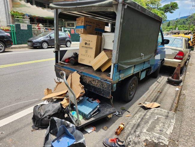 基隆2名冷氣工卸貨遭車撞  1命危1輕傷 | 華視新聞