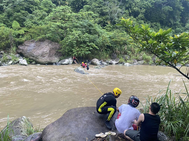 大豹溪因雨暴漲釀2女移工受困  警消救出 | 華視新聞