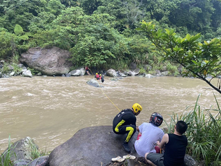 大豹溪因雨暴漲釀2女移工受困  警消救出