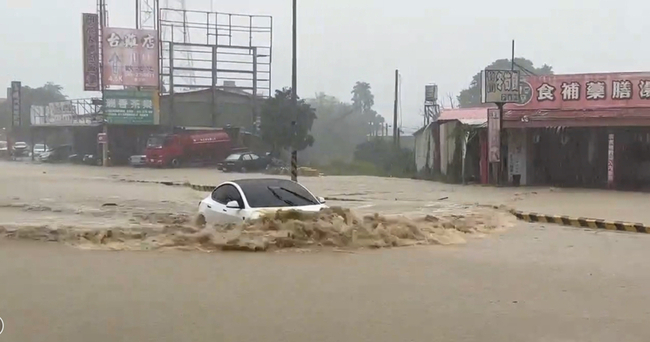 竹山交流道淹水成黃河  民眾開車通過熄火被救出 | 華視新聞