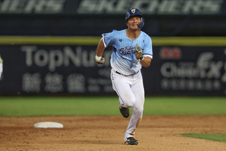 王勝偉二壘打悍將搶勝 岳東華腳踝「翻船」送醫