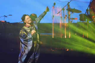 台灣歌迷舉牌搶先慶生 陳奕迅感動下跪加碼安可曲