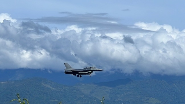 漢光演習首日  9架F16V戰機轉進台東志航基地 | 華視新聞