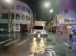 疑未遵守號誌釀禍  苗栗縣公館同一路口接連事故