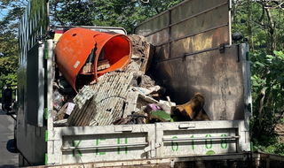 嘉縣梅山鄉出現「垃圾瀑布」  志工清出10噸垃圾