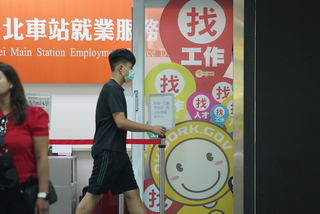 畢業季尋職潮 6月失業率微增至3.49%