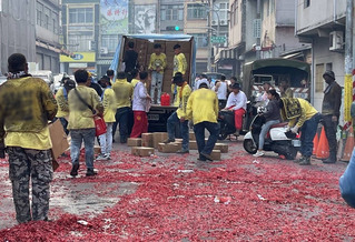 左營廟會遶境放鞭炮空污髒亂遭檢舉 吃14張罰單