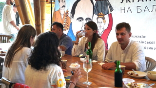 烏克蘭人熱帶島嶼彼此取暖 未來茫茫無所依