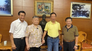 郭台銘參拜鎮瀾宮 颱風來襲祈求媽祖保佑