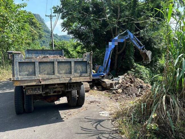 苗栗大湖國有地遭倒廢棄物 警蒐證查獲2嫌送辦 | 華視新聞