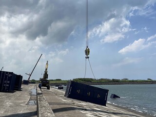 天使輪貨櫃夜間拖吊 吊離40只南星灣貨櫃