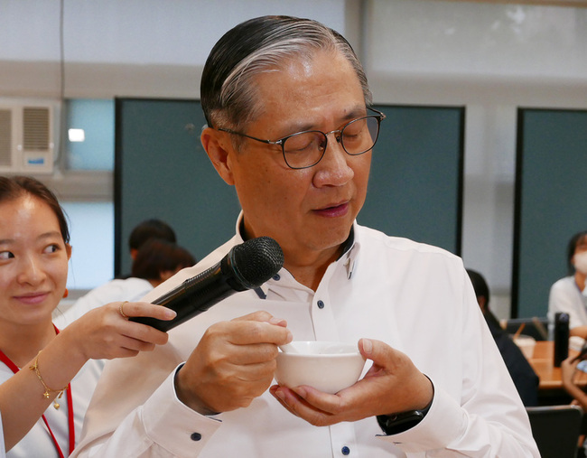 新住民子女培育營 移民署長鐘景琨閉眼猜異國美食 | 華視新聞