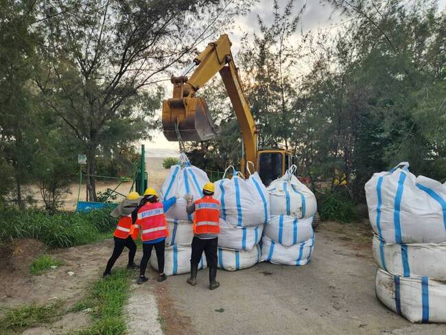 杜蘇芮來襲 台南濱南路太空包堵防風林缺口防積沙 | 華視新聞