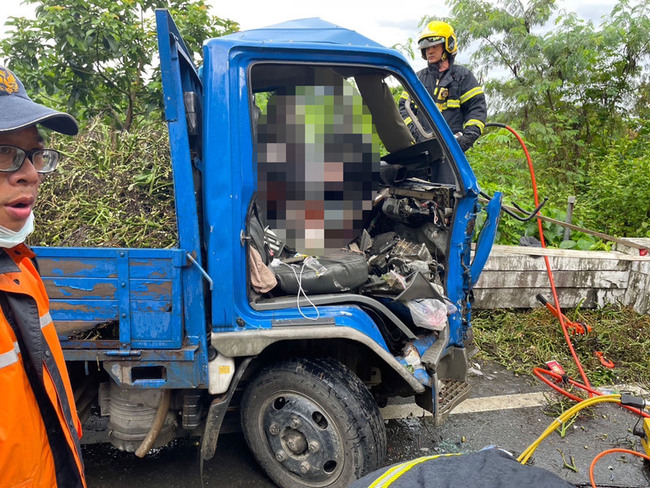 杜蘇芮間歇大雨 屏東山區路滑大小貨車對撞1人送醫 | 華視新聞