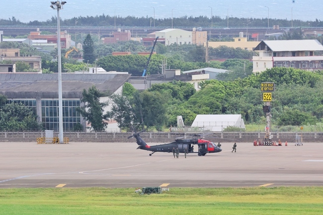 漢光演習桃機首登場  軍事迷觀景台卡位爭睹 | 華視新聞